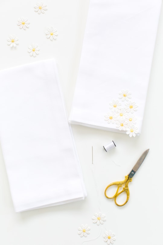 DIY Napkins and A Modern Spring Tablescape - sugar and cloth - easter - spring