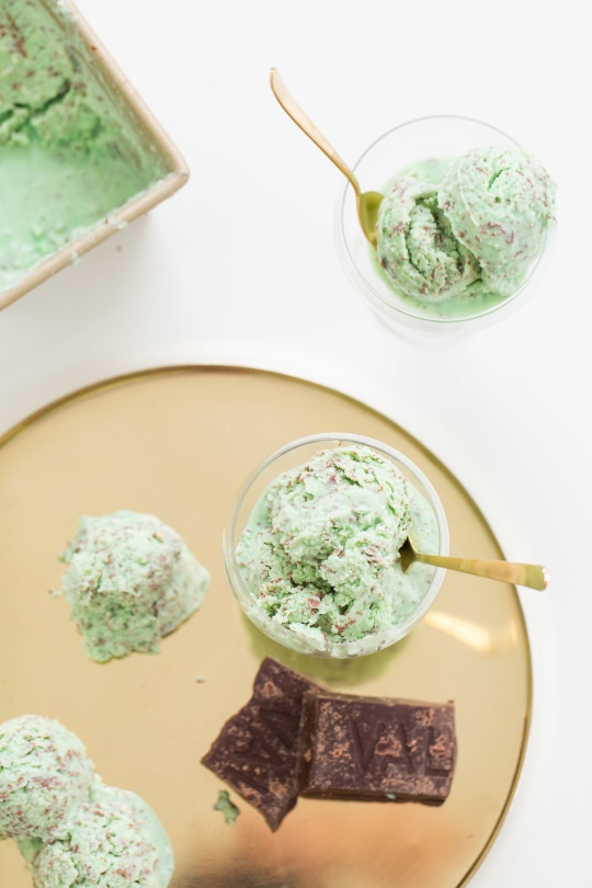marble creme de menthe ice cream shots for St. Patrick's Day - sugar and cloth 