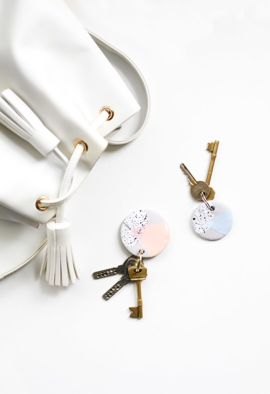 A perfect easy Clay Keychain DIY to make your keys look chic! - sugar and cloth - houston blogger Ashley Rose #doityourself #diy #keys #keyring #keychain #speckled #gift 