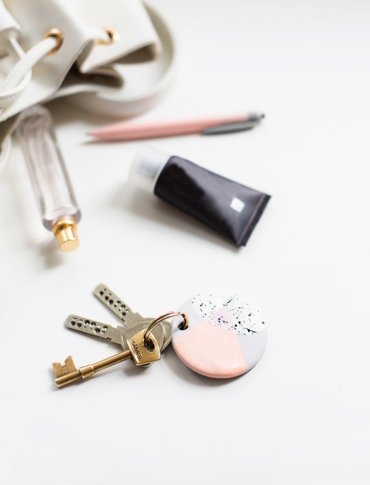 The DIYspeckled clay keychains perfect for gifting! - sugar and cloth - houston blogger #diy #keys #keyring #keychain #speckled #gift