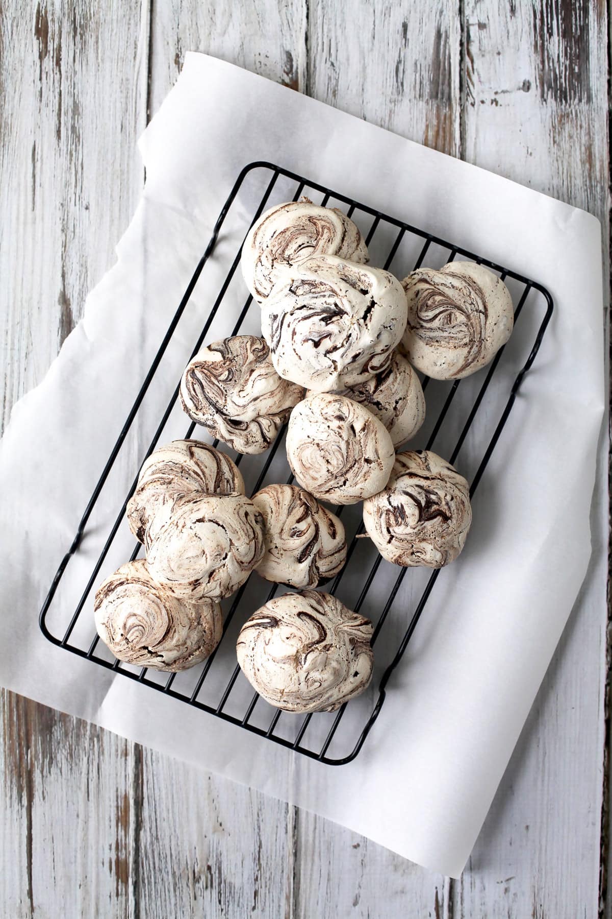 Yummy mocha swirl meringue cookies recipe for a light sweet treats for Summer! - sugar and cloth