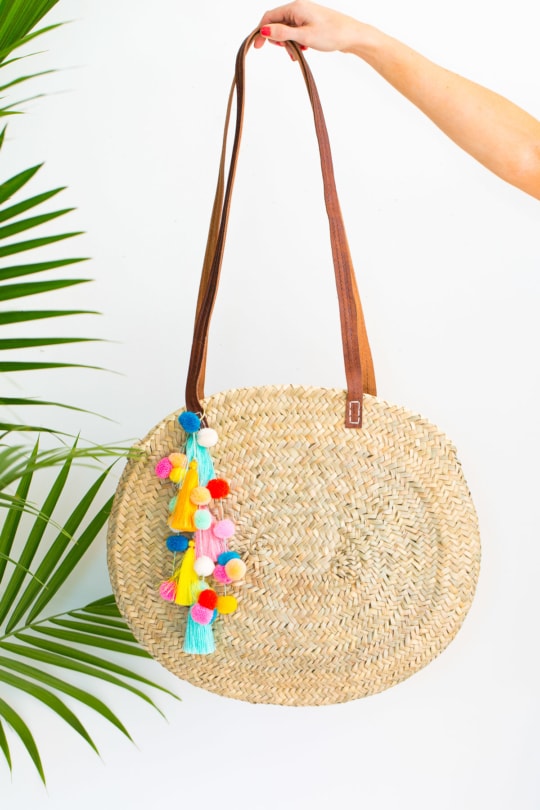 Make a statement this Summer with our DIY pom pom tassel circle pool bag! - sugar and cloth - houston blogger