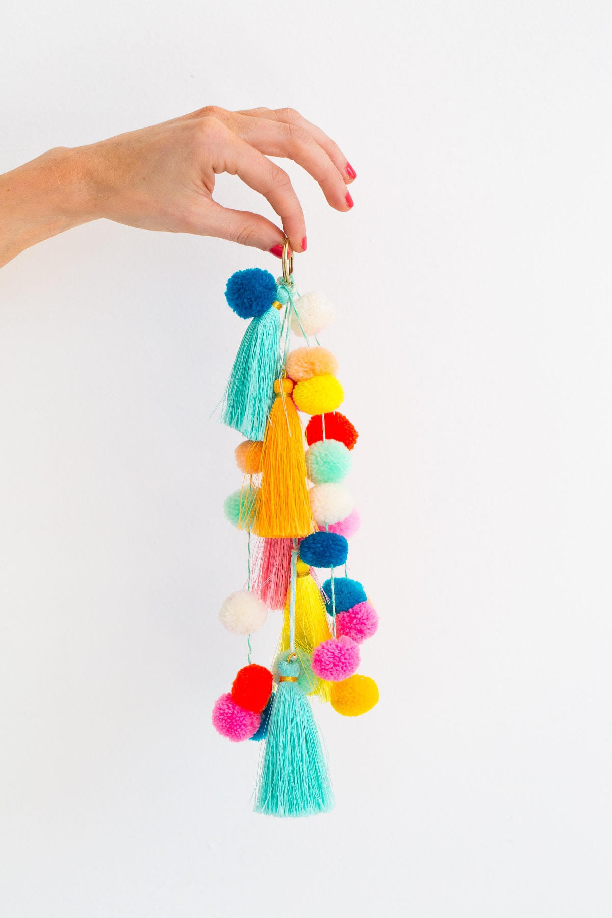 Make a statement this Summer with our DIY pom pom tassel circle pool bag! - sugar and cloth - houston blogger