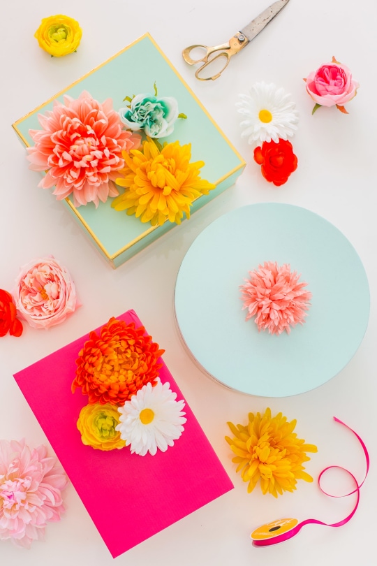 The perfect Mother's Day gift wrapping: DIY faux flower gift topper stickers by Sugar & Cloth - houston blogger