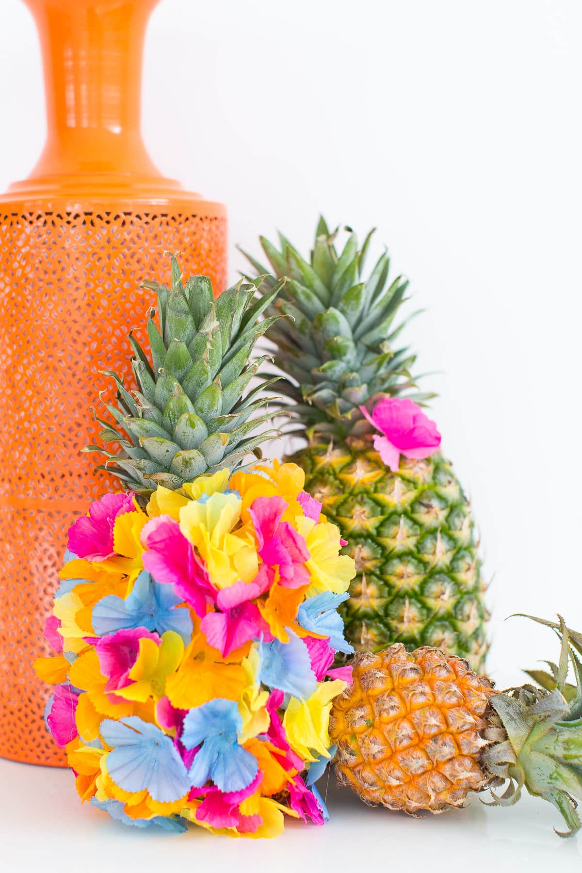 A colorful DIY floral pineapple centerpiece by Sugar & Cloth - houston blogger - summer
