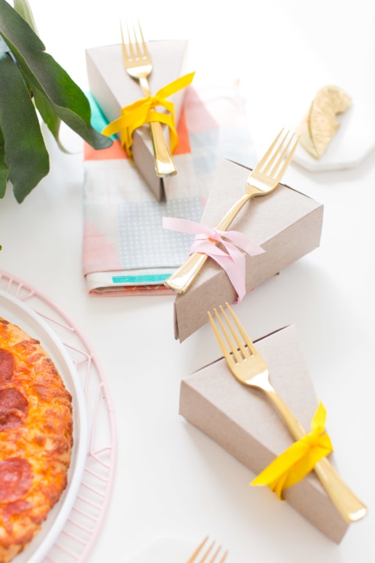 Because you always need to have 3 clever ways to serve pizza on hand! - sugar and cloth