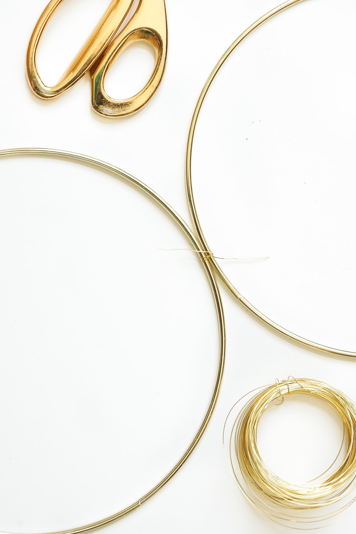 A simple and sophisticated DIY brass ring wall decor to hang at home! - sugar and cloth