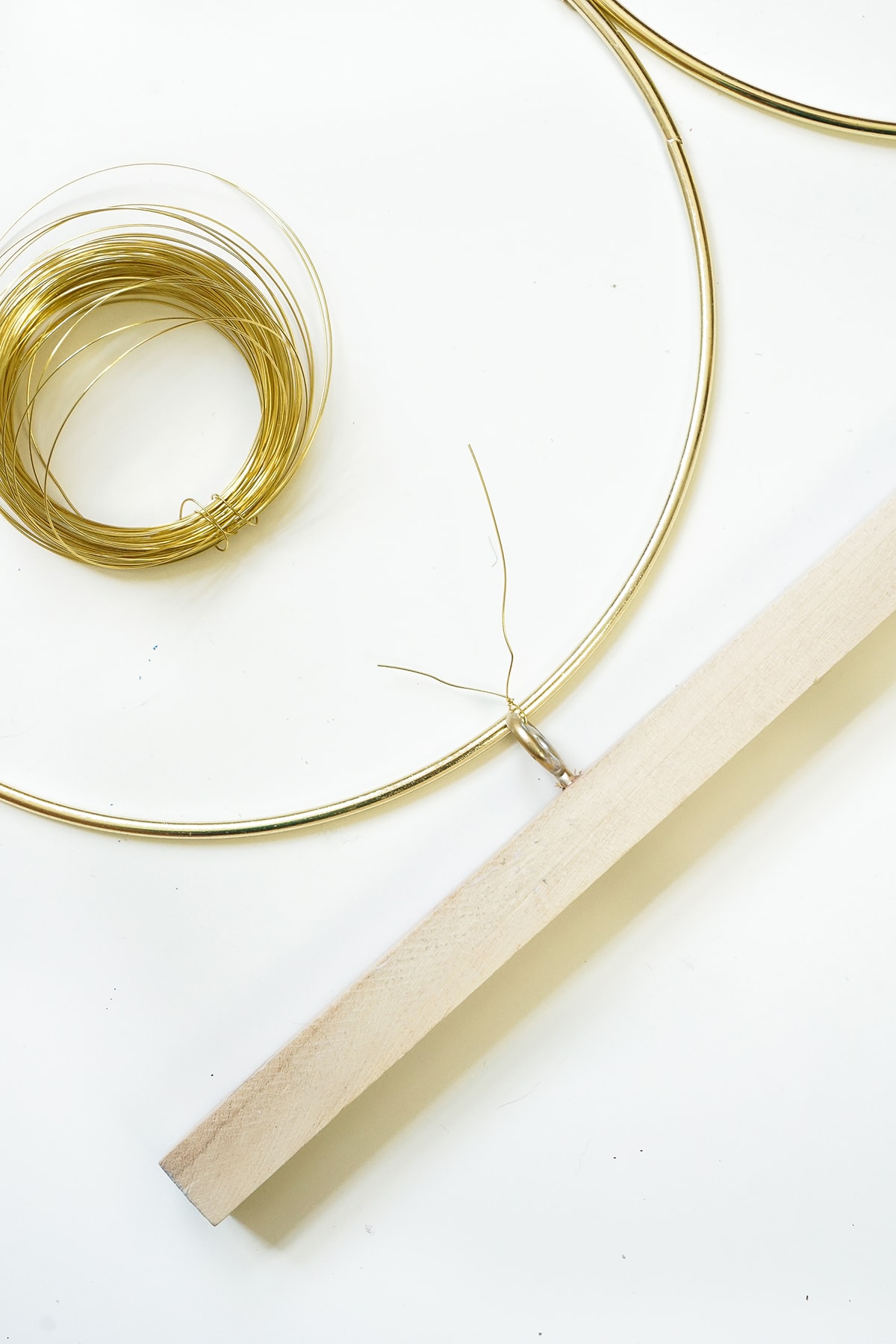 A simple and sophisticated DIY brass ring wall decor to hang at home! - sugar and cloth