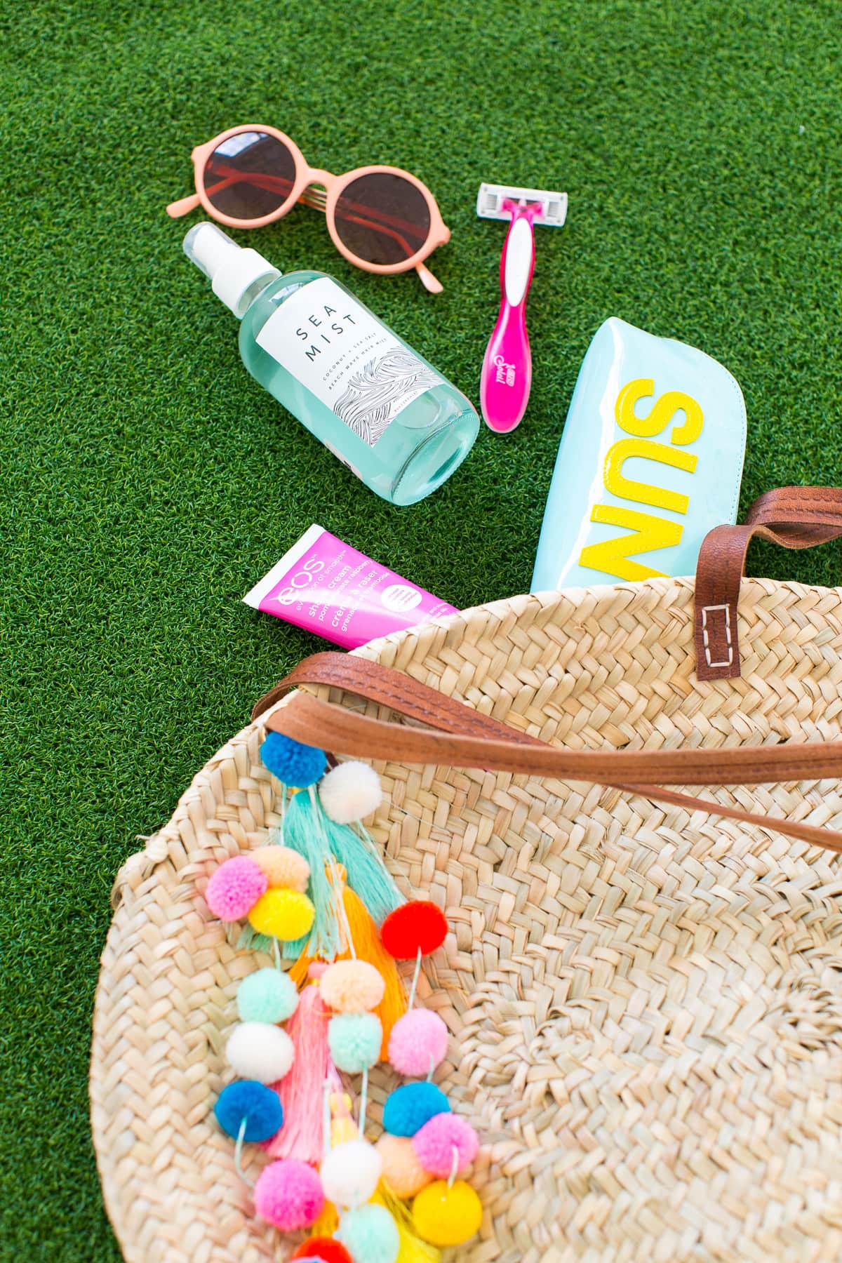 Make a statement this Summer with our DIY pom pom tassel circle pool bag! - sugar and cloth - houston blogger