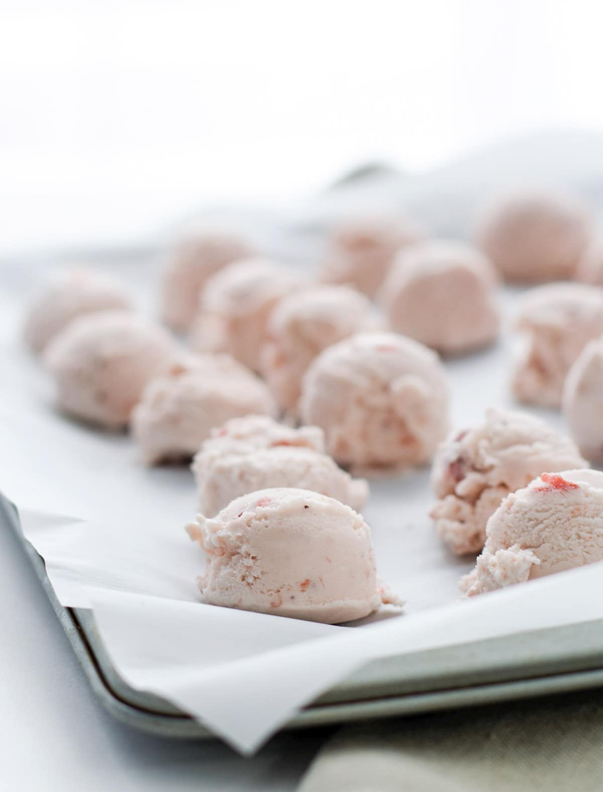 Yummy 3 ingredient strawberry ice cream bon bons - sugar and cloth - dessert 