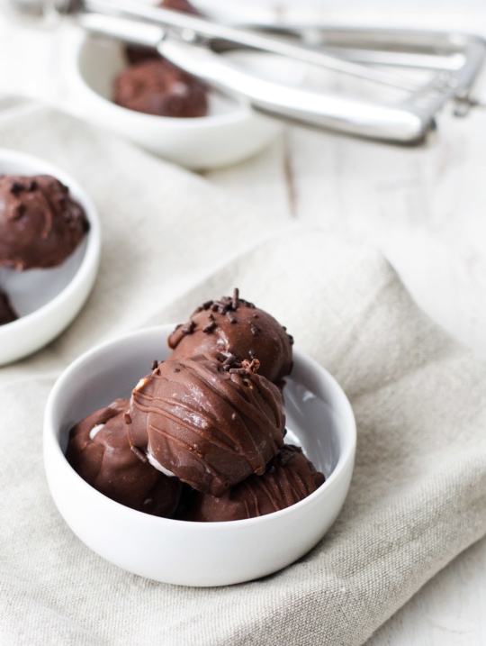 Yummy 3 ingredient strawberry ice cream bon bons - sugar and cloth - dessert 