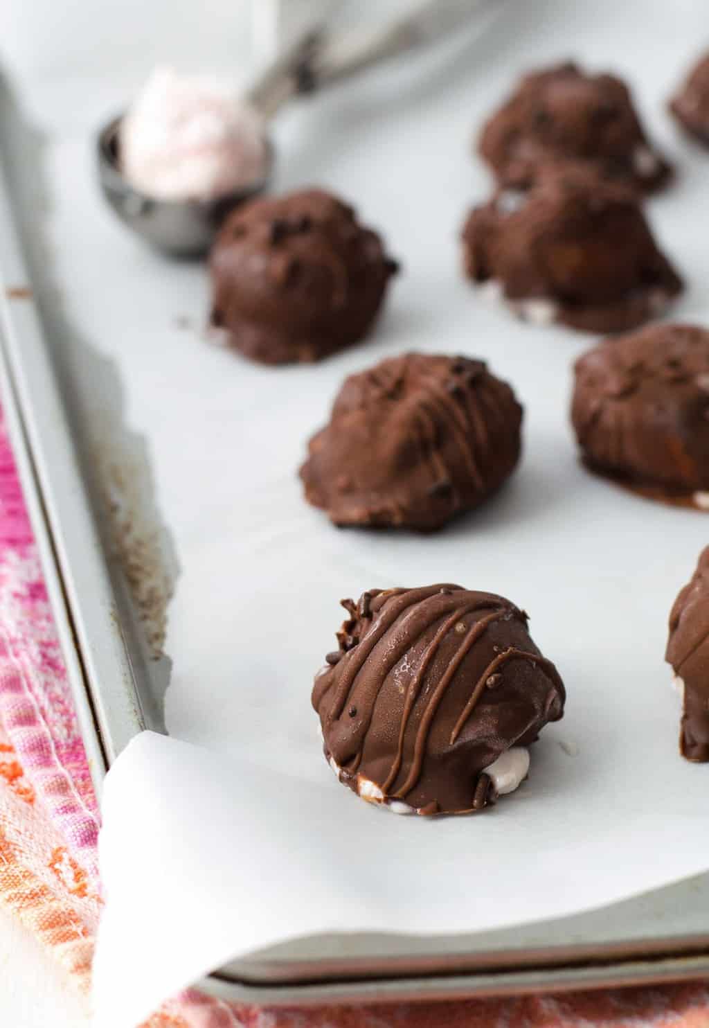 Yummy 3 ingredient strawberry ice cream bon bons - sugar and cloth - dessert 