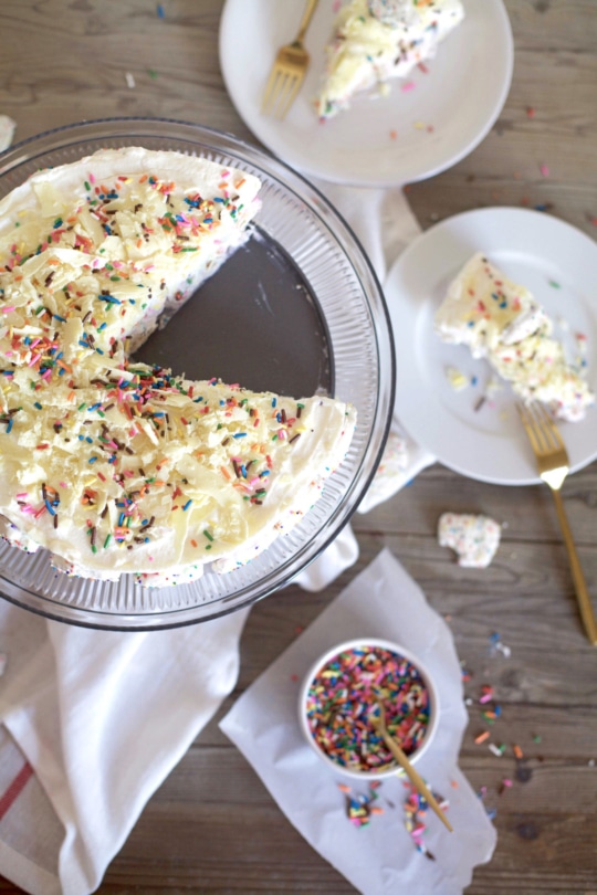 This frosted animal cracker ice box cake is just as tasty as it is pretty! - Sugar & Cloth - Recipe