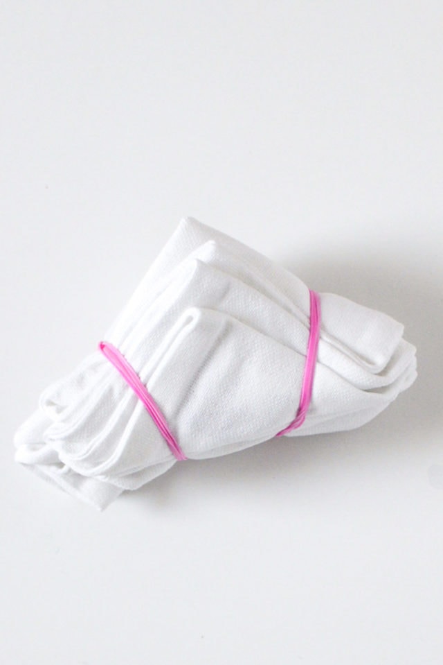 photo of how to bind your fabric to Shibori dye by Sugar & Cloth, an award winning DIY and home decor blog.