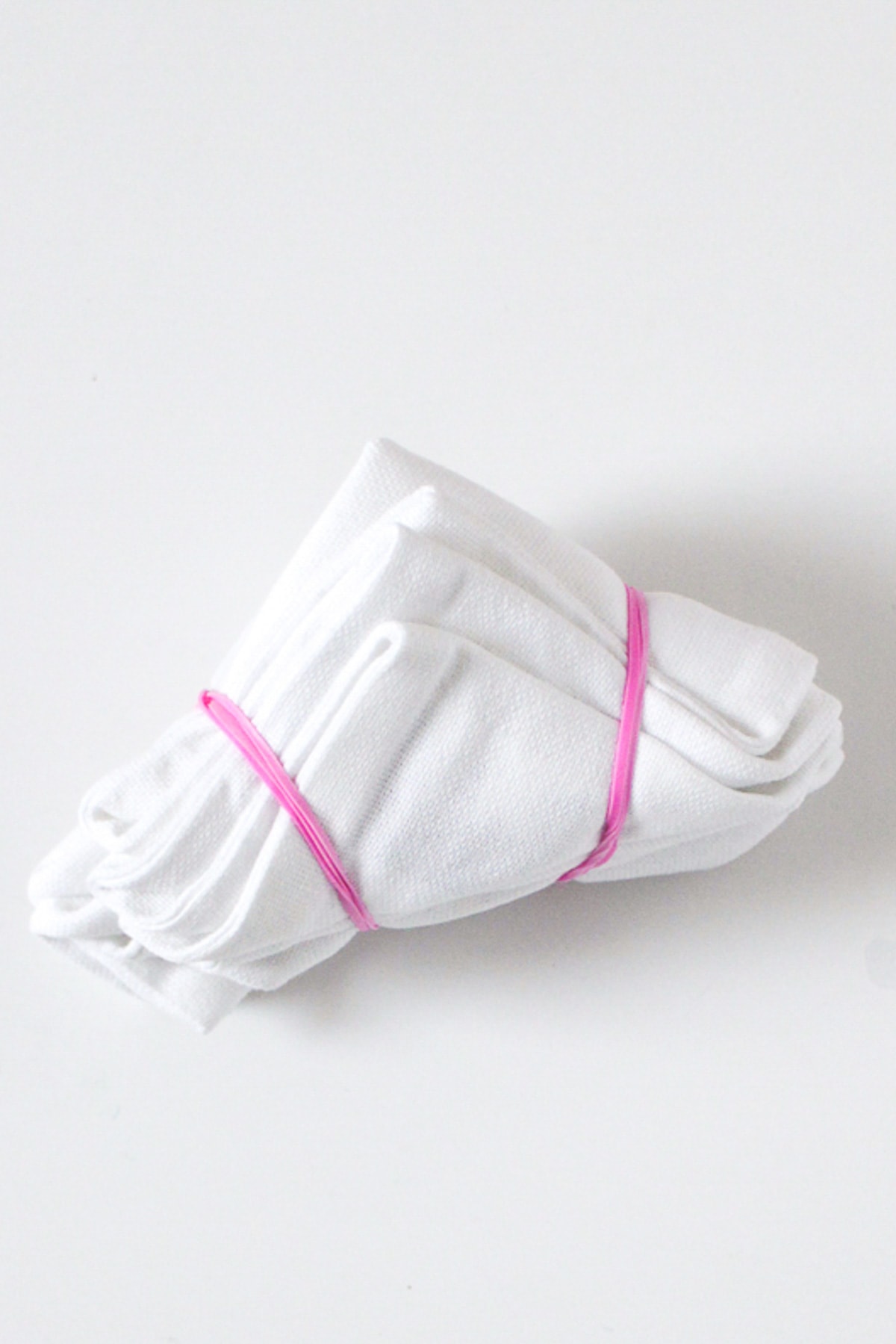 photo de la façon de lier votre tissu au colorant Shibori par Sugar & Cloth, un blog de bricolage et de décoration d'intérieur primé.