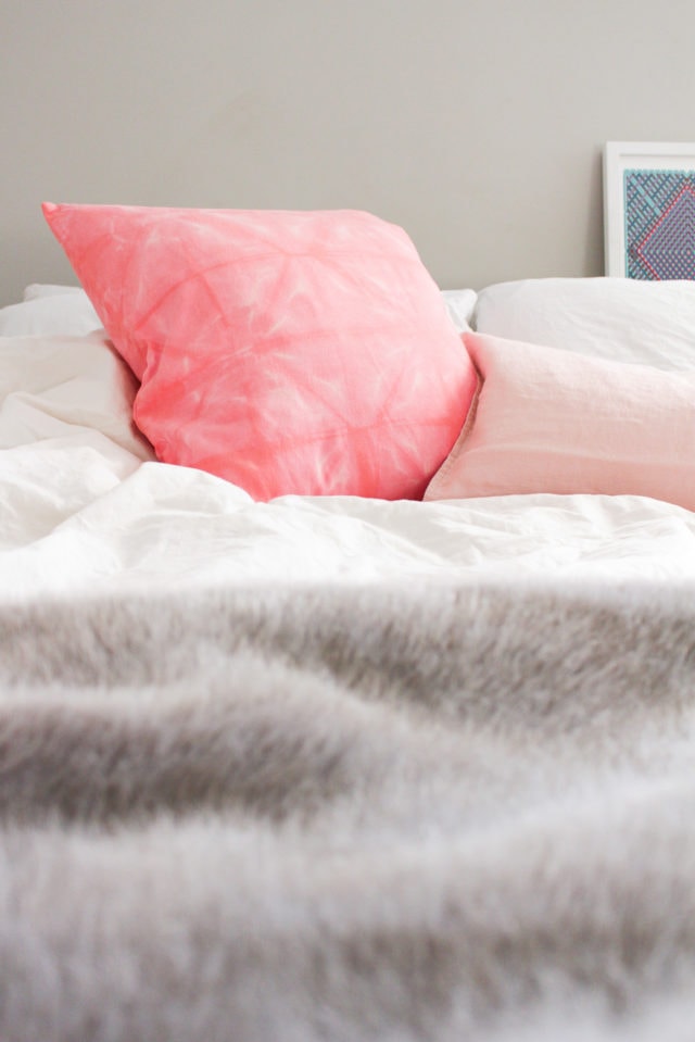 DIY Pink Shibori Throw Pillow by Sugar & Cloth, an award winning DIY and home decor blog.