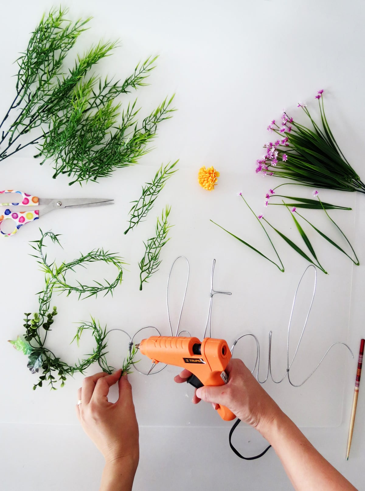 DIY Green foliage sign by Sugar & Cloth, an award winning DIY, entertaining, and home decor blog.