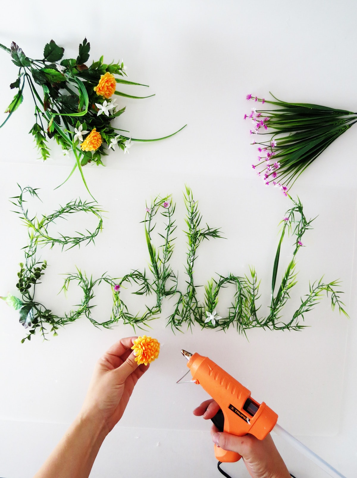 DIY Green foliage sign by Sugar & Cloth, an award winning DIY, entertaining, and home decor blog.