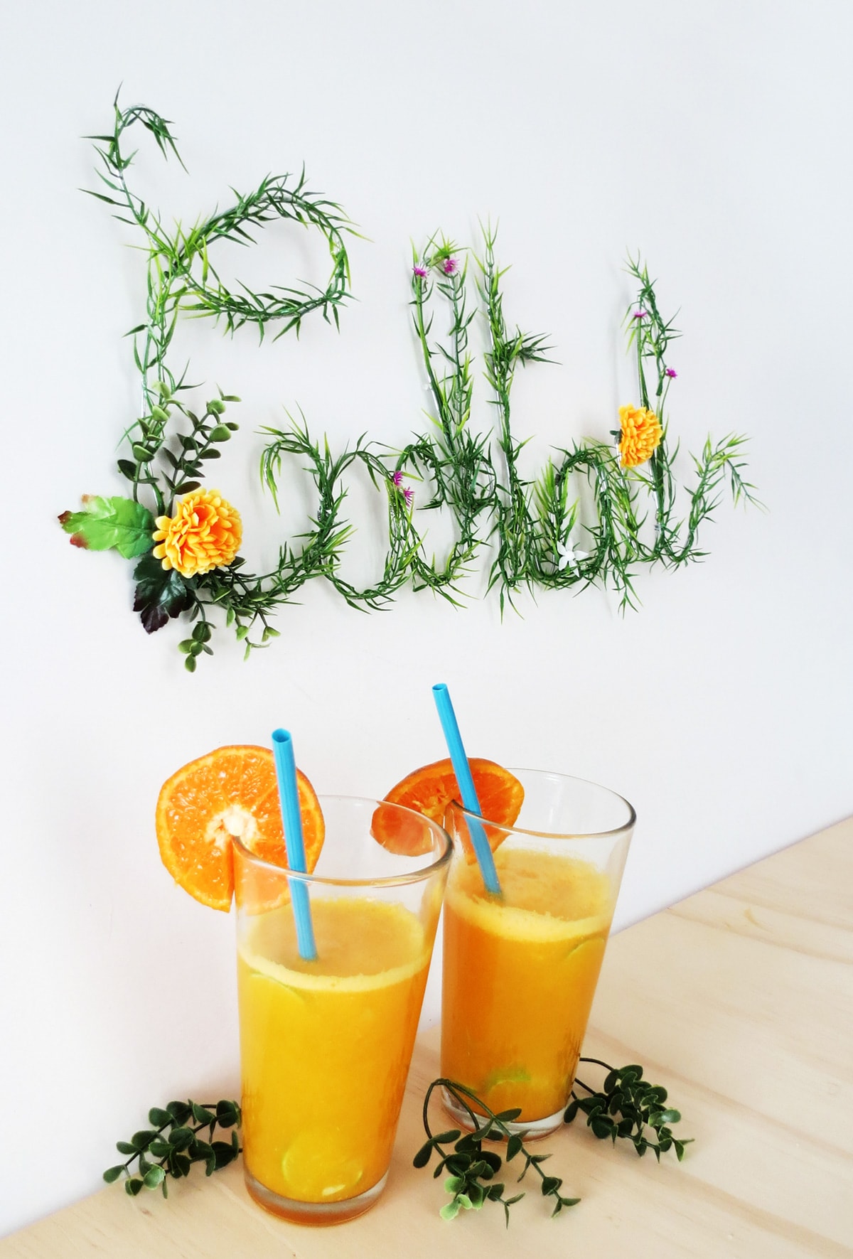 DIY Green foliage sign by Sugar & Cloth, an award winning DIY, entertaining, and home decor blog.