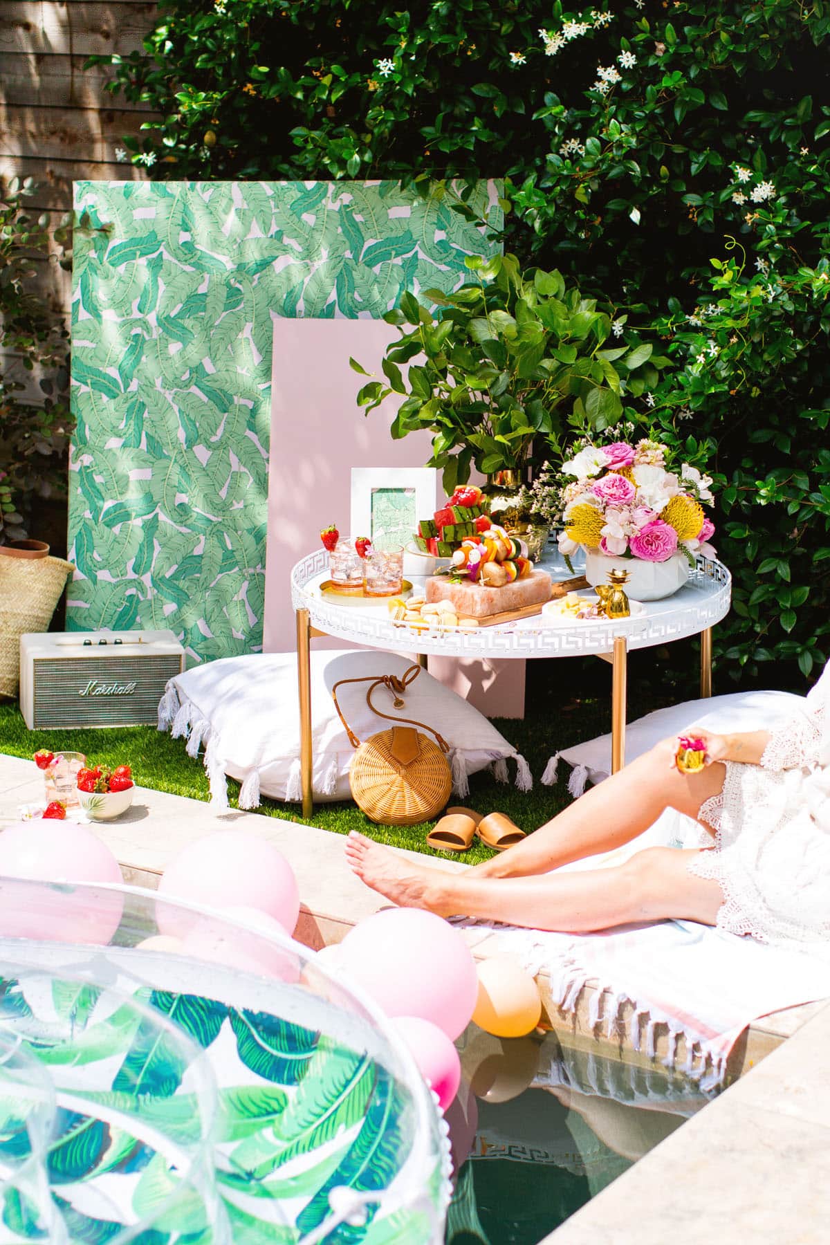 Luxe Poolside Entertaining by Sugar & Cloth, an award winning DIY, home decor, and recipes blog.