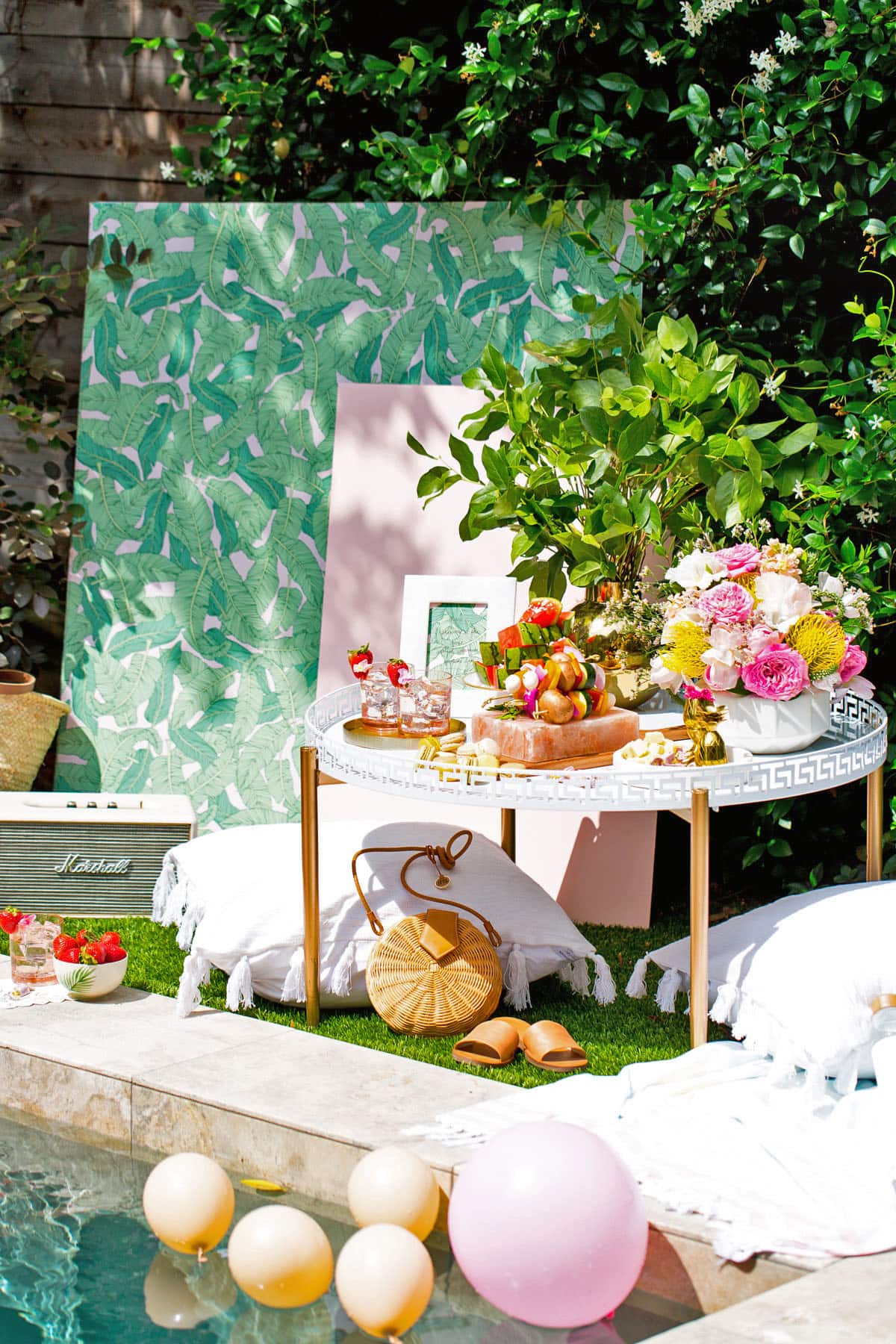 Luxe Poolside Entertaining by Sugar & Cloth, an award winning DIY, home decor, and recipes blog.