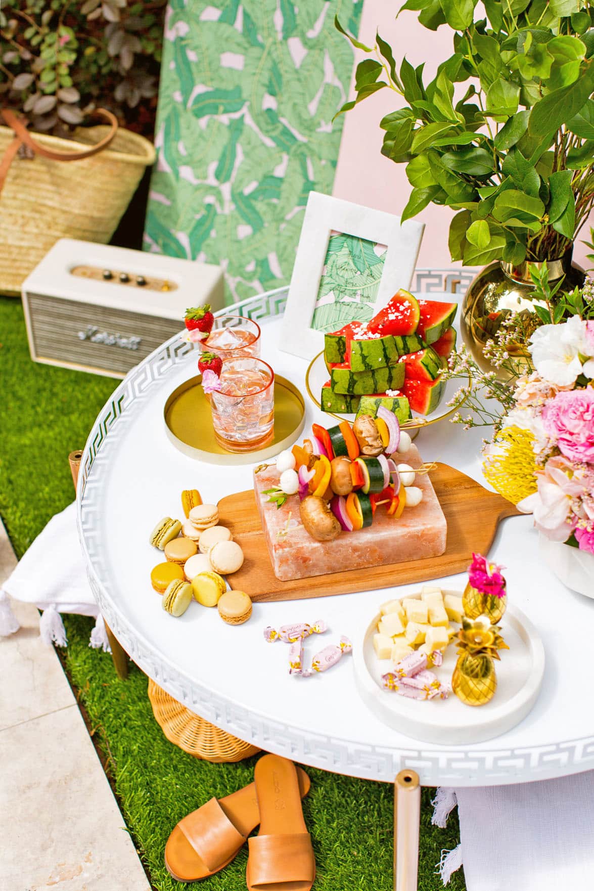 Luxe Poolside Entertaining by Sugar & Cloth, an award winning DIY, home decor, and recipes blog.