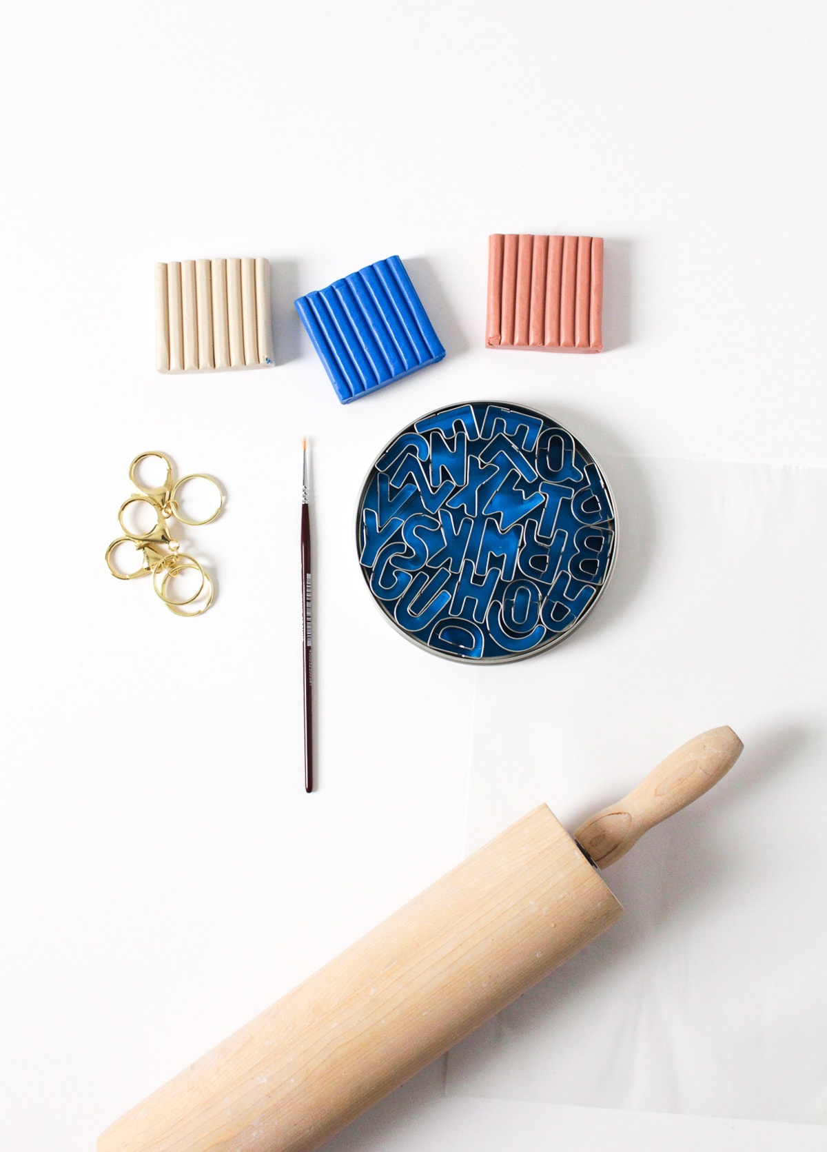 DIY clay letter keychain by Sugar & Cloth, an award winning DIY, home decor, and recipes blog.