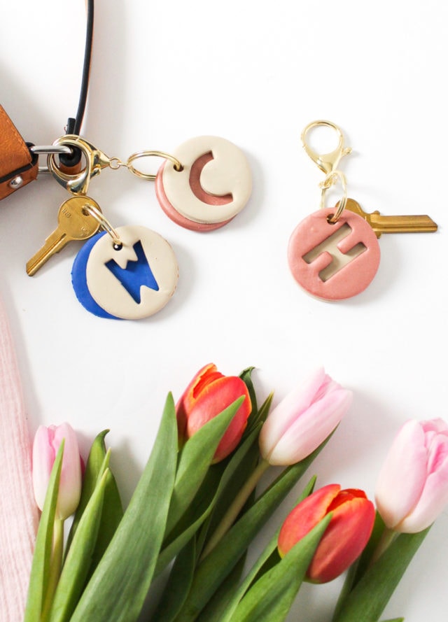 best housewarming gift DIY clay letter keychain by Sugar & Cloth, an award winning DIY, home decor, and recipes blog.