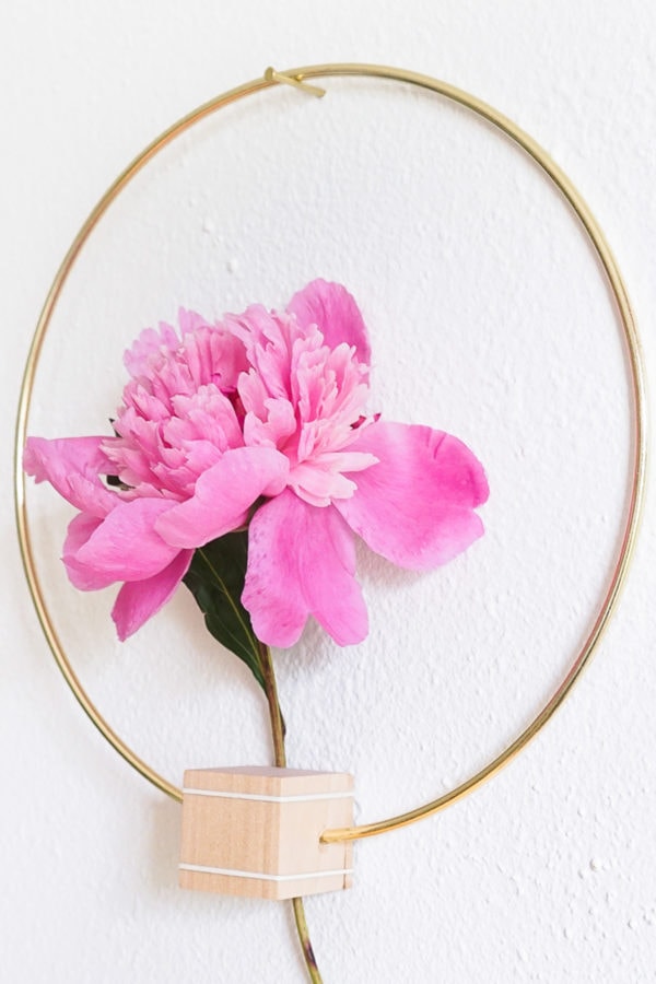 How To Make A DIY Minimalist Flower Wall Hang Décor