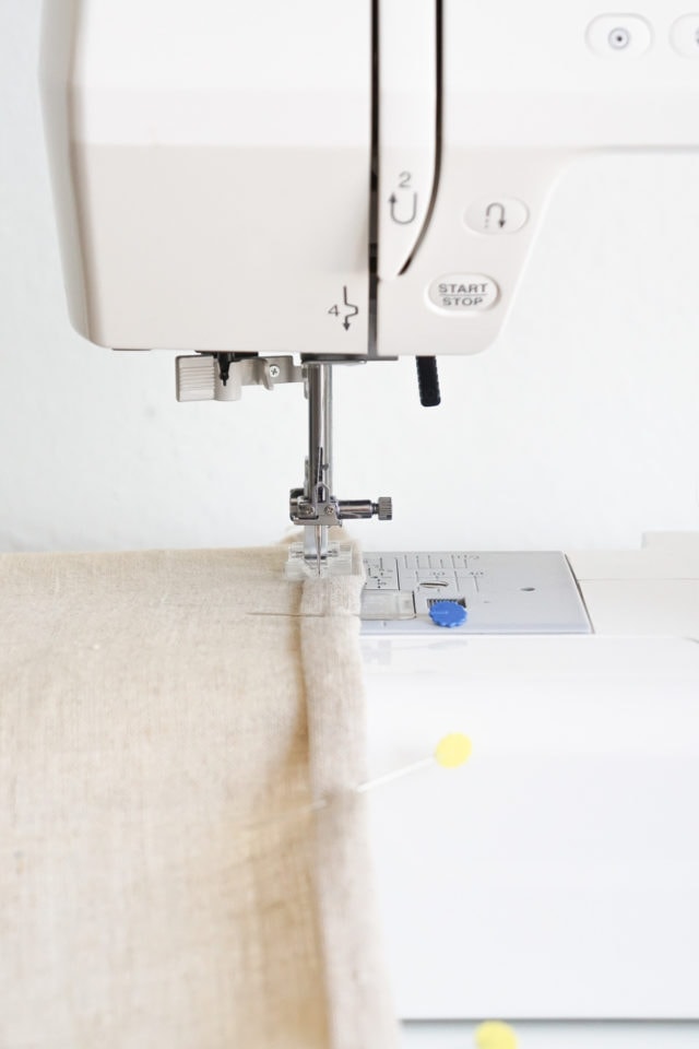Étape 13 - Oreiller de crochet de tapis de bricolage par la meilleure blogueuse de mode de vie Ashley Rose de sucre et de tissu #rughook #diy #poillow #craft #diypillow #doityourself #taie d'oreiller #homedecor #diydecor