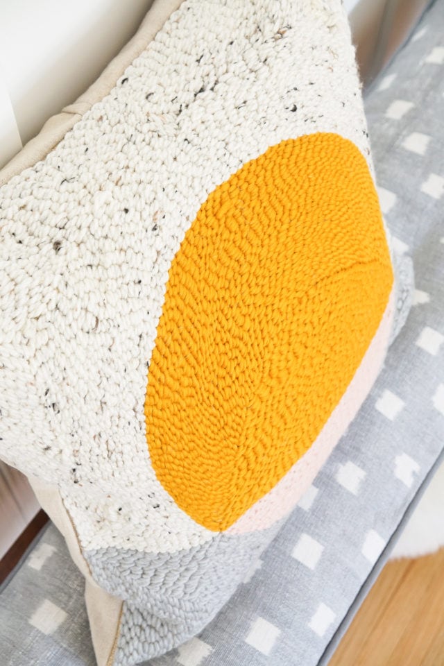 Oreiller de bricolage pour tapis par la blogueuse de mode de vie de Houston Ashley Rose de sucre et de tissu #rughook #diy #poillow #craft #diypillow #doityourself #taie d'oreiller #homedecor #diydecor