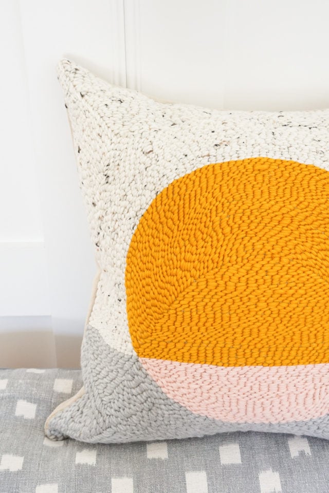 Oreiller de crochet de tapis de bricolage par la blogueuse de mode de vie de Houston Ashley Rose de sucre et de tissu