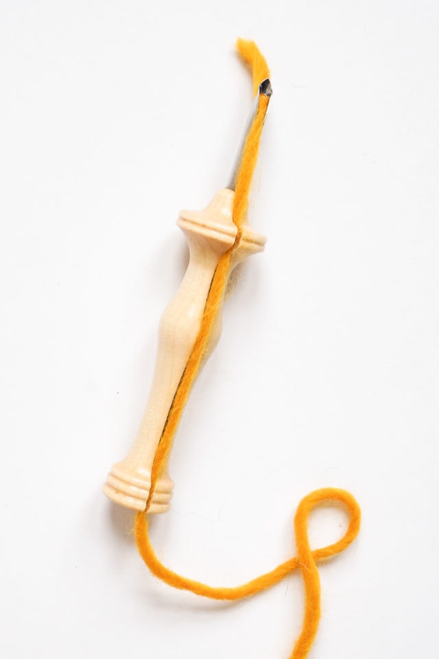 Étape 3 - Oreiller de crochet de tapis de bricolage par la meilleure blogueuse de mode de vie de Houston Ashley Rose de sucre et de tissu #rughook #diy #poillow #craft #diypillow #doityourself #taie d'oreiller #homedecor #diydecor