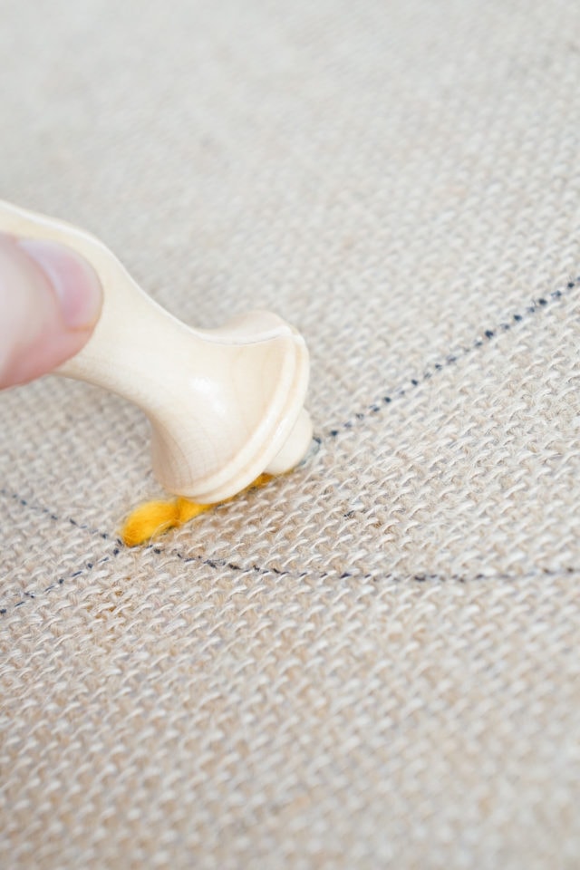 Étape 4 - Oreiller de crochet de tapis de bricolage par la blogueuse de mode de vie de Houston Ashley Rose de sucre et de tissu #rughook #diy #poillow #craft #diypillow #doityourself #taie d'oreiller #homedecor #diydecor