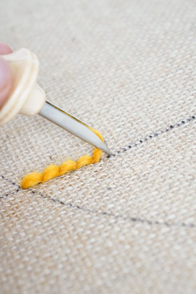 Étape 5 - Oreiller de crochet de tapis de bricolage par la blogueuse de mode de vie supérieure Ashley Rose de sucre et de tissu #rughook #diy #poillow #craft #diypillow #doityourself #taie d'oreiller #homedecor #diydecor