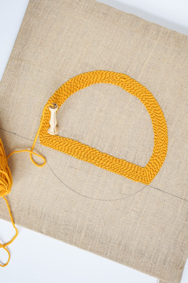 Étape 6 - Oreiller de crochet de tapis de bricolage par la meilleure blogueuse de mode de vie de Houston Ashley Rose de sucre et de tissu #rughook #diy #poillow #craft #diypillow #doityourself #taie d'oreiller #homedecor #diydecor