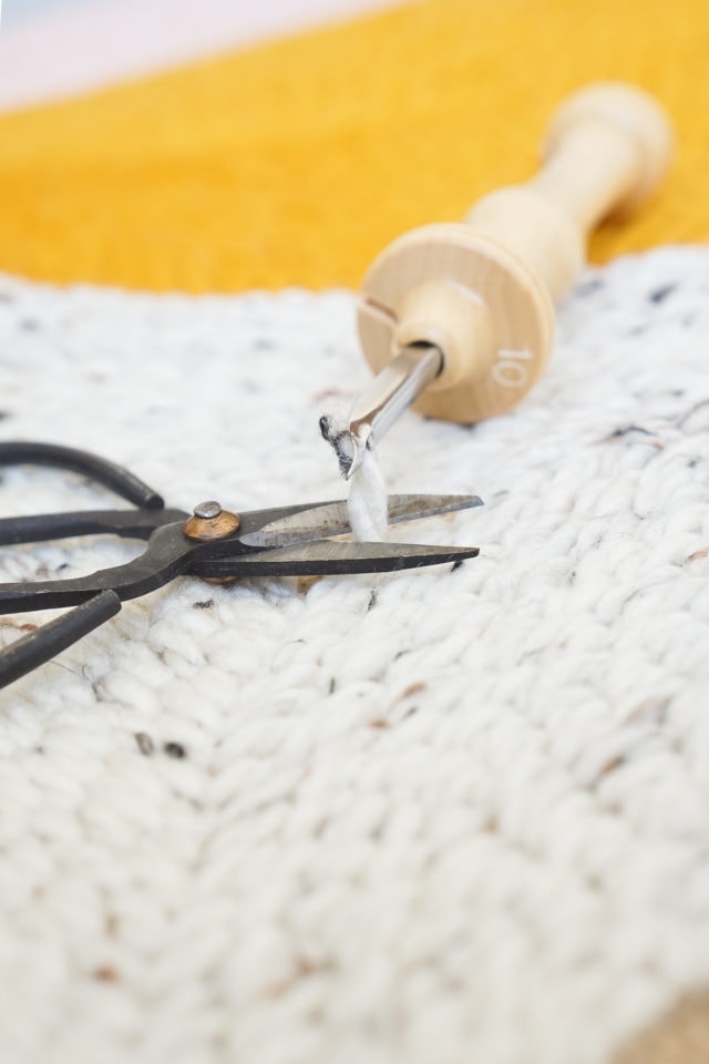 Étape 7 - Oreiller de crochet de tapis de bricolage par la blogueuse de mode de vie de Houston Ashley Rose de sucre et de tissu #rughook #diy #poillow #craft #diypillow #doityourself #taie d'oreiller #homedecor #diydecor