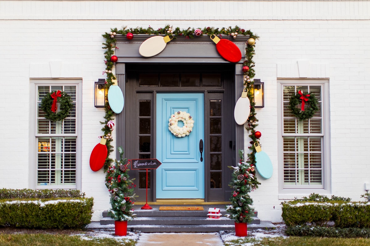 Outdoor Christmas Door Decorations: DIY Wood Lights Christmas Garland