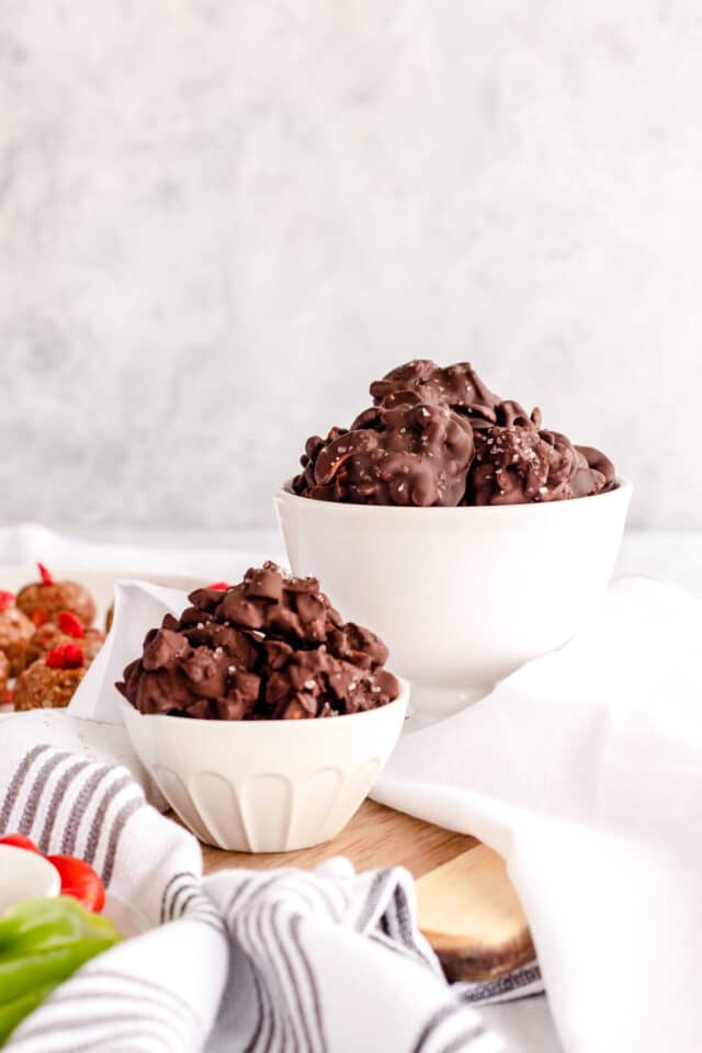 dark chocolate nut clusters for healthy snacks under 300 calories