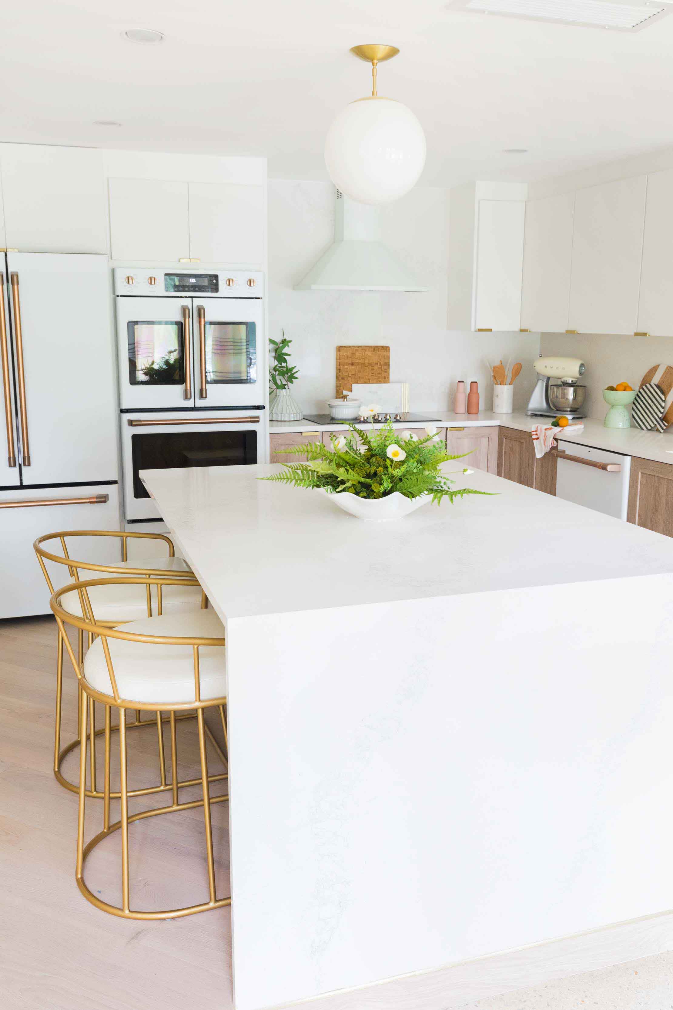 Our kitchen renovation was at the very top of my to-do list when we bought this fixer upper and I'm so excited to share the final kitchen before and after photos!! Sugar & Cloth Casa: Our Renovation Kitchen Before & After by top Houston lifestyle blogger Ashley Rose of Sugar and Cloth #kitchen #decor #design #makeover 