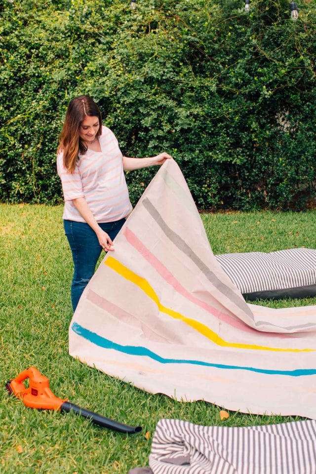 movie night ideas outdoor - prepping the blankets