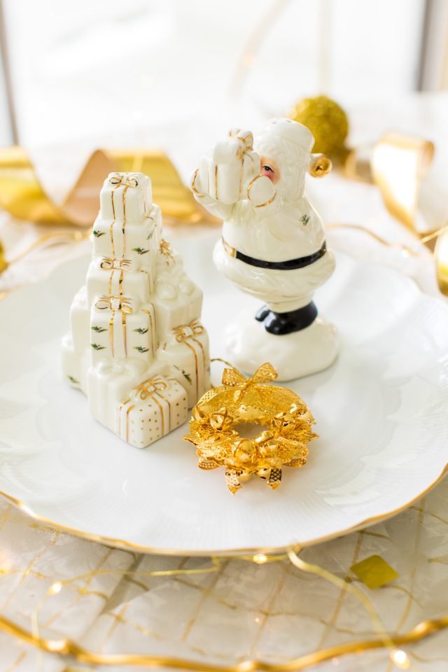 Classic Gold & White Christmas Aesthetic - Santa salt and pepper shakers