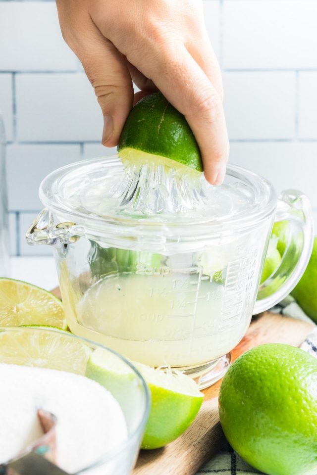 fresh limeade recipe - squzzing lime into a juicer