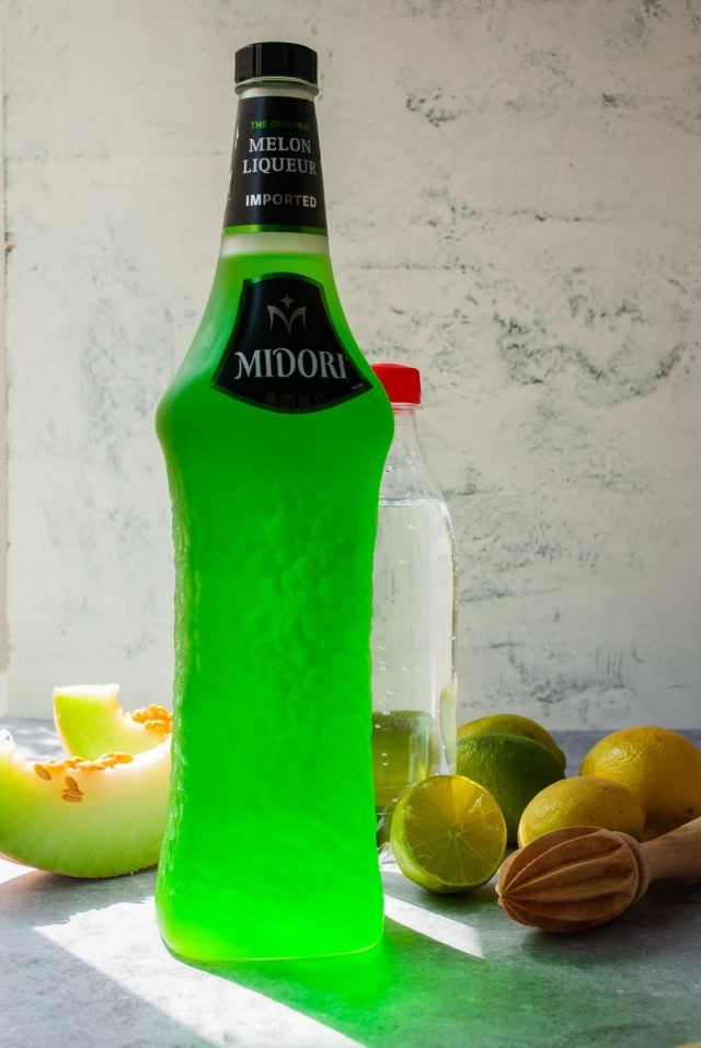 what's in a midori sour - a photo of midori liqueur, lime and soda