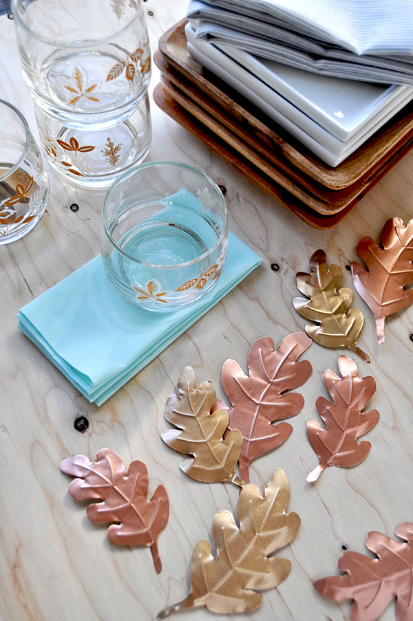 Metallic Leaves Table Decor for Thanksgiving table decoration ideas