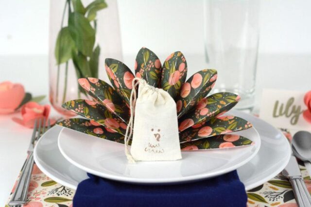 Turkey Fan Party Favor for diy turkey decor ideas