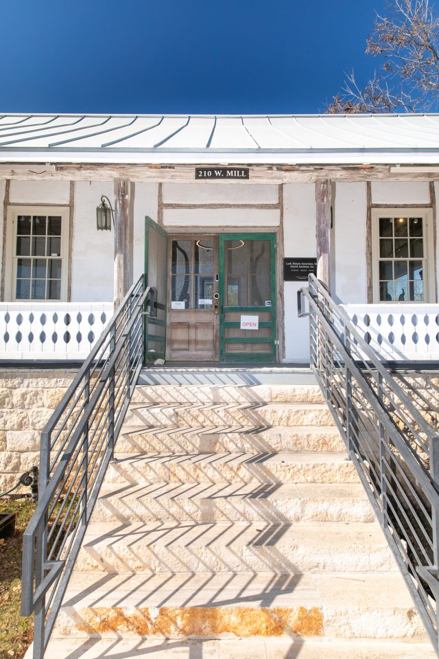 photo of the exterior of Lark Mason Gallery in New Braunfels by Sugar & Cloth