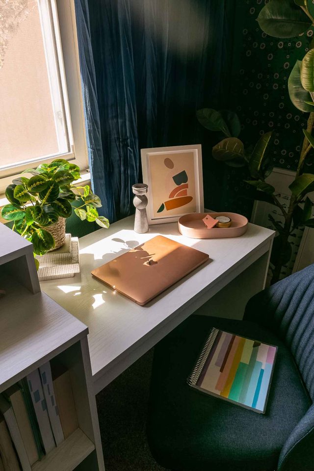 tabletop decor ideas for your small office bedroom by Ashley Rose of Sugar & Cloth