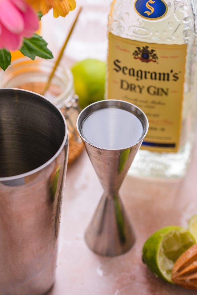 how to customize a gin and juice cocktail recipe by sugar and cloth