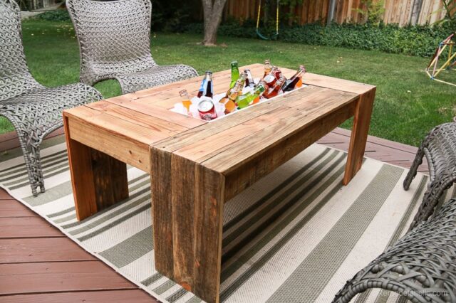 DIY Outdoor Pallet Coffee Table with drink cooler for diy pallet ideas